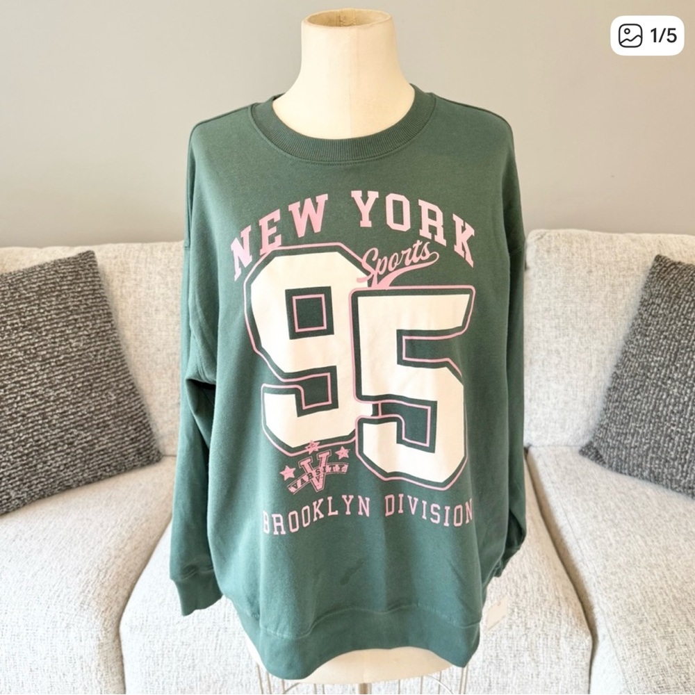 Green New York Sports Sweatshirt / Long Sleeve Tee